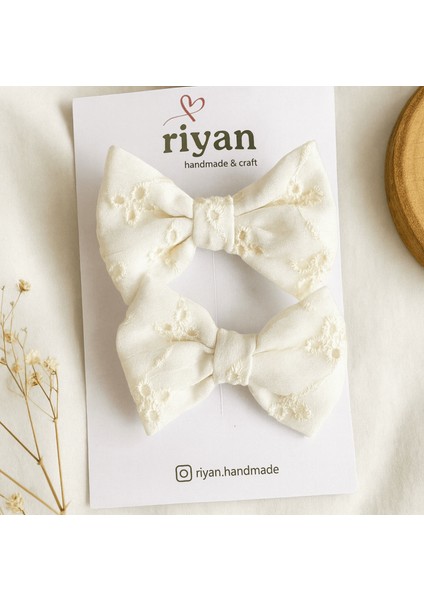 Krem Dantel Desenli Fiyonk Toka – 2’li Set | El Yapımı Saç Aksesuarı | Kız Çocuk & Bebek