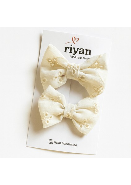 Krem Dantel Desenli Fiyonk Toka – 2’li Set | El Yapımı Saç Aksesuarı | Kız Çocuk & Bebek fiyatları