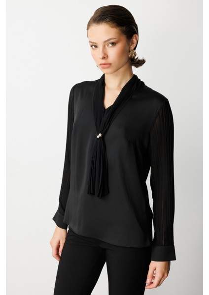 Yakası Fularlı Broş Detaylı Bluz 3021-26K fiyatları