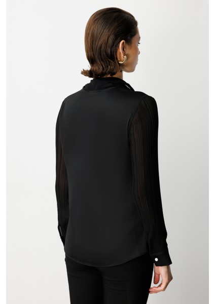 Yakası Fularlı Broş Detaylı Bluz 3021-26K fırsatları