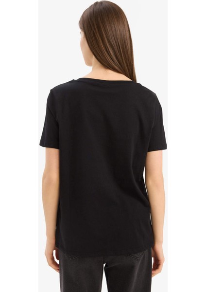 Regular Fit V Yaka Basic Düz Penye Kısa Kollu Tişört