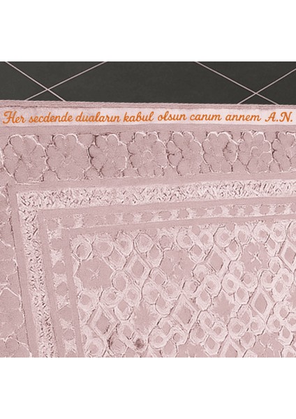 Kişiye Özel Nakış Işlemeli Saf Ipek Kadife Kumaştan Pembe Renk Hediyelik Seccade modelleri