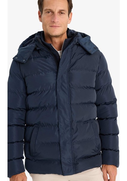 Regular Fit Kapüşonlu Fermuarlı Çıtçıt Kapamalı Cepli Şişme Mont