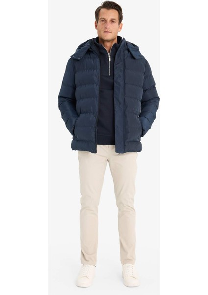 Regular Fit Kapüşonlu Fermuarlı Çıtçıt Kapamalı Cepli Şişme Mont