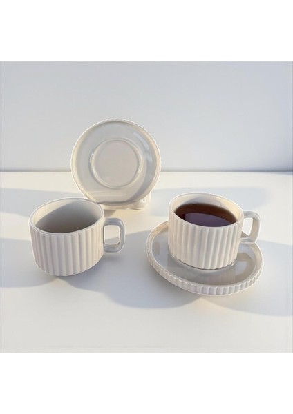 Homeinn Modern Çizgili 2'li Porselen Çay Fincan Takımı – Krem Renk, Sunum Tabağıyla, Şık ve Zarif Tasarım