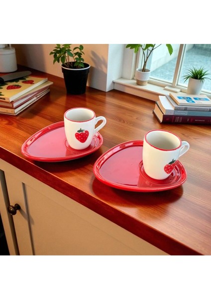 Homeinn Çilek Desenli 2’li Seramik Kahve Fincan Takımı – Kırmızı Oval Sunum Tabağıyla, Şık ve Dekoratif fırsatları