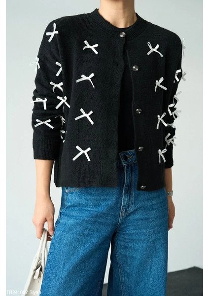 Beyaz Kurdele Fiyonk Detaylı Düğme Kapatmalı Kadın Örgü Hırka