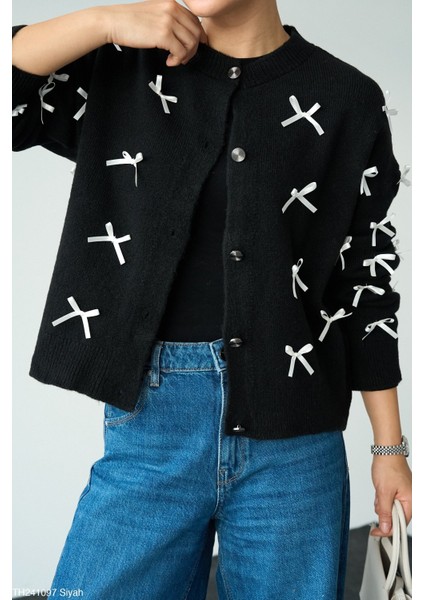 Beyaz Kurdele Fiyonk Detaylı Düğme Kapatmalı Kadın Örgü Hırka fiyatları