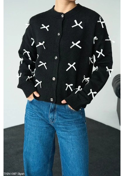 Beyaz Kurdele Fiyonk Detaylı Düğme Kapatmalı Kadın Örgü Hırka modelleri