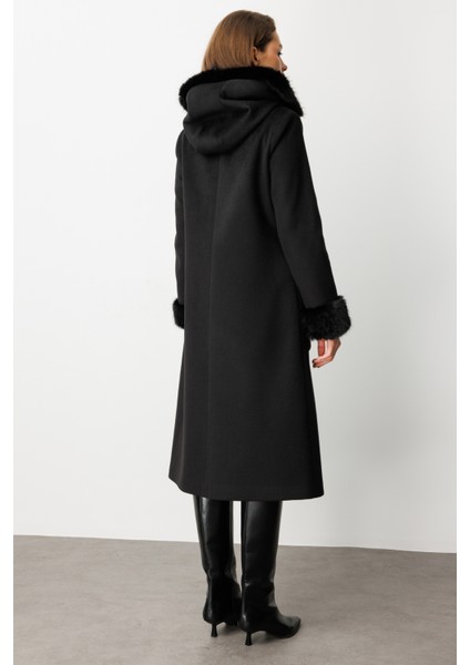 Kadın Yakası ve Kolları Kürklü Kaşe Kaban 6055 Siyah fırsatları