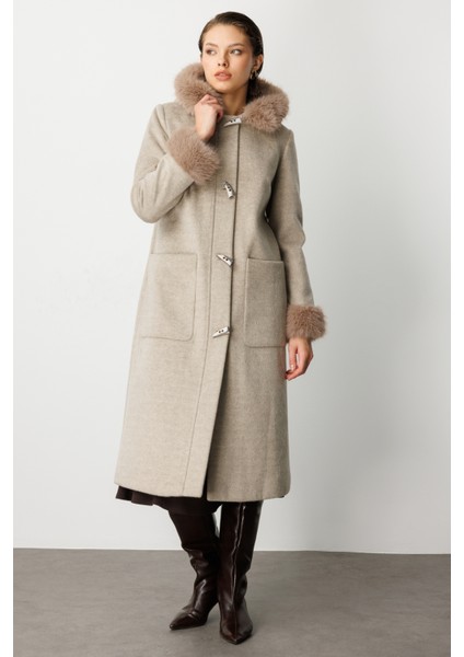 Kadın Yakası ve Kolları Kürklü Kaşe Kaban 6055 Vizon fiyatları