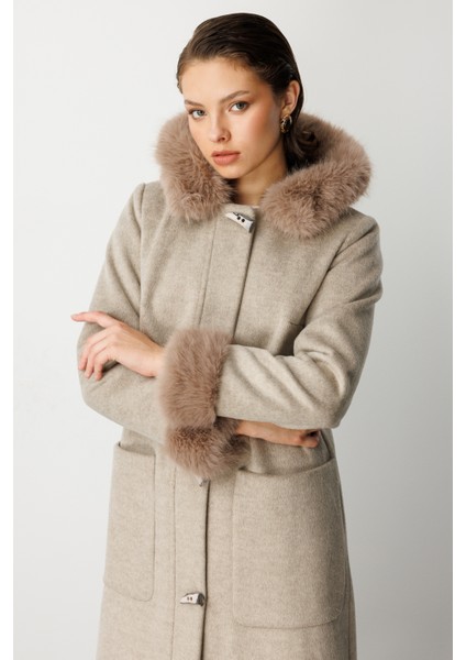 Kadın Yakası ve Kolları Kürklü Kaşe Kaban 6055 Vizon modelleri