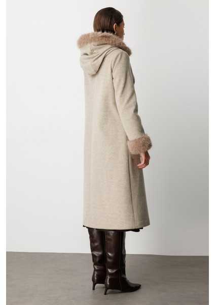 Kadın Yakası ve Kolları Kürklü Kaşe Kaban 6055 Vizon fırsatları