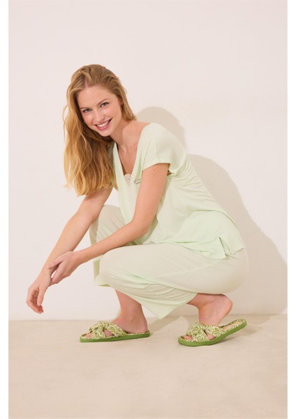 Kısa Kollu Kapri Pantolonlu Pijama Takımı modelleri