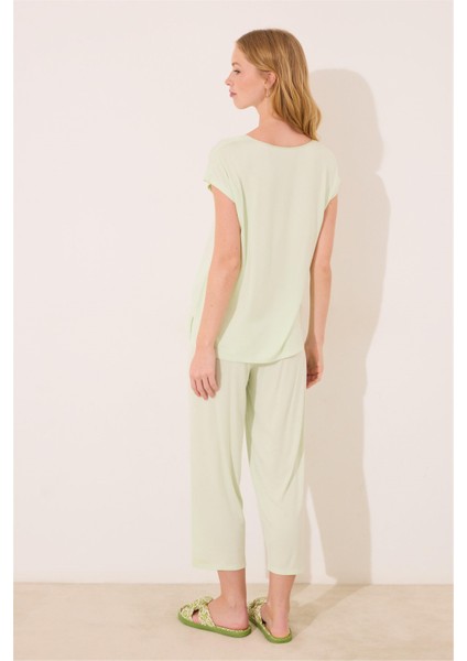 Kısa Kollu Kapri Pantolonlu Pijama Takımı indirimleri