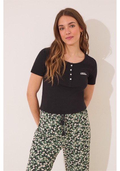 Siyah Kısa Kollu Desenli Pijama Takımı fiyatları