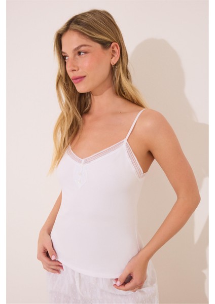 Dantel Detaylı Askılı Şortlu Pijama Takımı modelleri