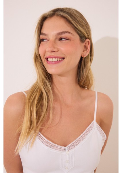 Dantel Detaylı Askılı Şortlu Pijama Takımı fırsatları