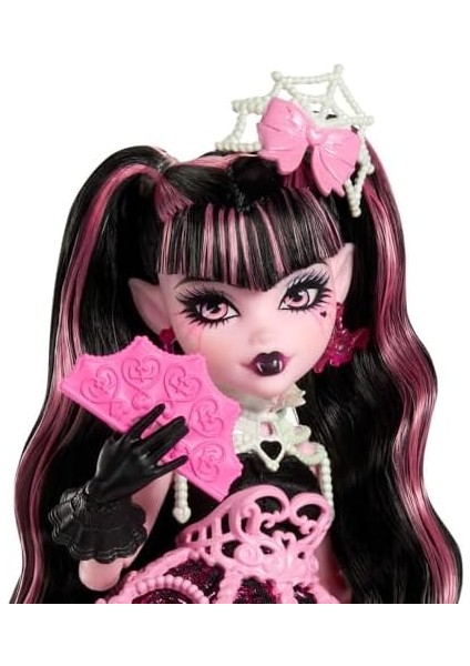 Pembe Parti Elbisesi Giyen Doğum Günü Draculaura Bebek ve Dtiye, Balon, Hediye ve Yelpaze Gibi Temaya Uygun Aksesuarlar, JBG74 fiyatları