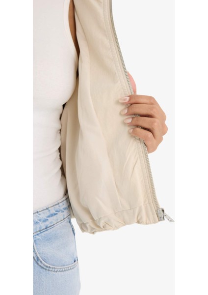 Su Geçirmez Regular Fit Kapüşonlu Fermuarlı Crop Mont