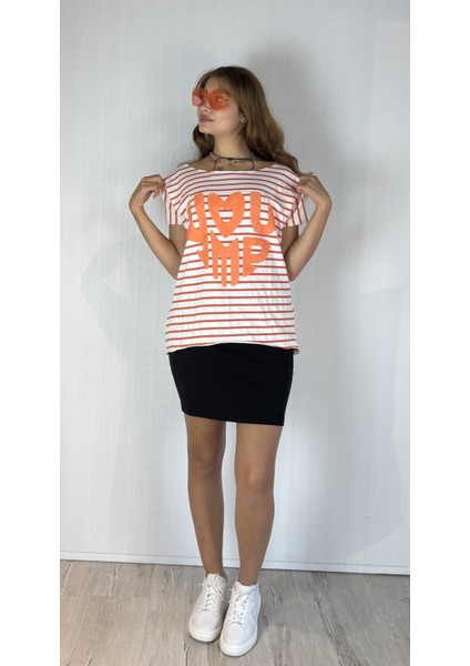 Kadın Geniş Yaka Kabartma Baskı Detaylı Çizgili Oversize Tişört fiyatları