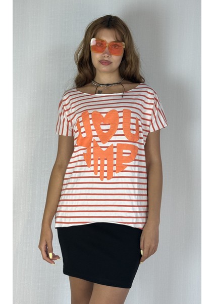 Kadın Geniş Yaka Kabartma Baskı Detaylı Çizgili Oversize Tişört modelleri