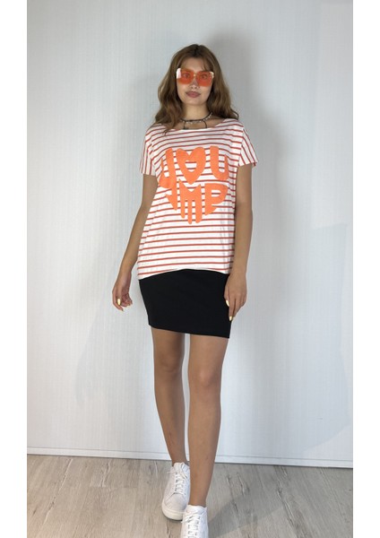 Kadın Geniş Yaka Kabartma Baskı Detaylı Çizgili Oversize Tişört fırsatları