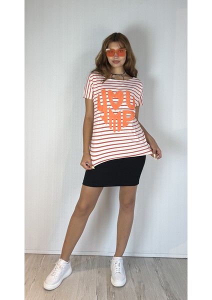 Kadın Geniş Yaka Kabartma Baskı Detaylı Çizgili Oversize Tişört indirimleri