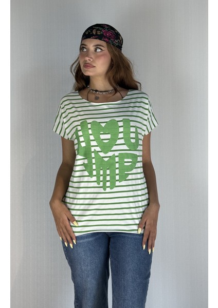 Kadın Geniş Yaka Kabartma Baskı Detaylı Çizgili Oversize Tişört