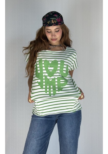 Kadın Geniş Yaka Kabartma Baskı Detaylı Çizgili Oversize Tişört fiyatları