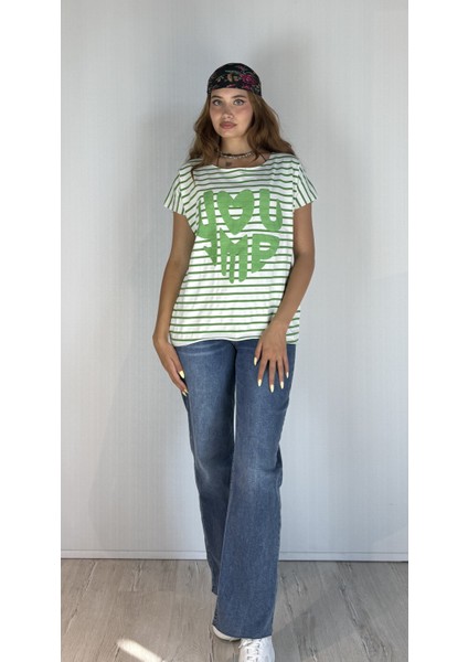 Kadın Geniş Yaka Kabartma Baskı Detaylı Çizgili Oversize Tişört modelleri