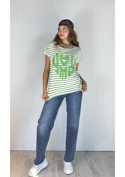Kadın Geniş Yaka Kabartma Baskı Detaylı Çizgili Oversize Tişört fırsatları