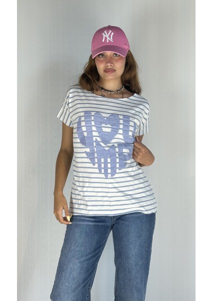 Kadın Geniş Yaka Kabartma Baskı Detaylı Çizgili Oversize Tişört