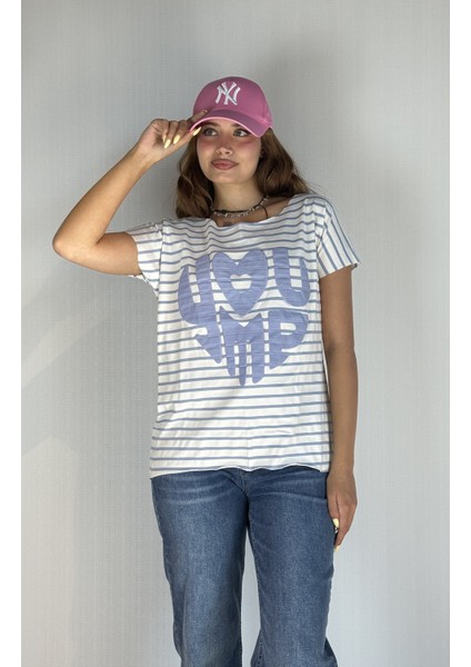 Kadın Geniş Yaka Kabartma Baskı Detaylı Çizgili Oversize Tişört fiyatları