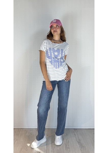 Kadın Geniş Yaka Kabartma Baskı Detaylı Çizgili Oversize Tişört modelleri