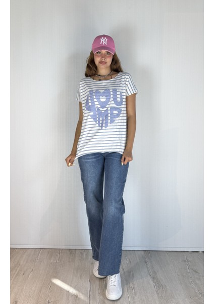 Kadın Geniş Yaka Kabartma Baskı Detaylı Çizgili Oversize Tişört indirimleri