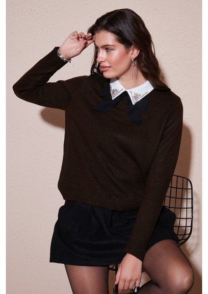 Premium Regular Fit Gömlek Yaka Yumuşak Dokulu Fiyonk Detaylı Taşlı Kazak Bayan Kazak 680KZ00035