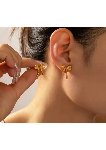 Gold Renkli Fiyonk Detaylı Küpe