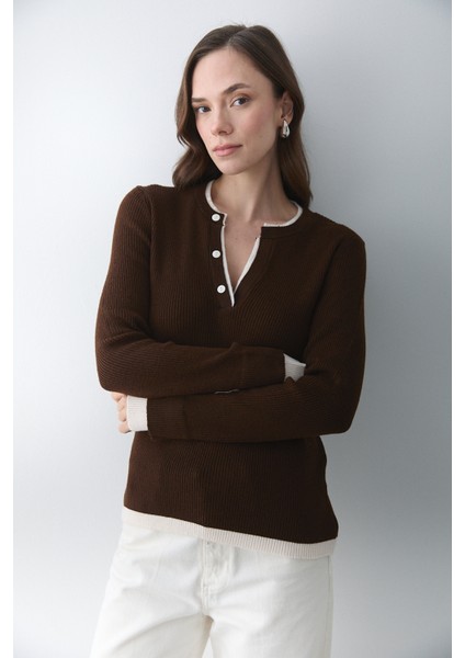 Koyu Tarçın - Krem 2 Patlı Düğmeli Kazak - 251023 modelleri