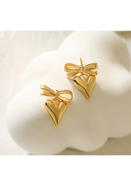 Kalpli Fiyonk Detaylı Gold Küpe