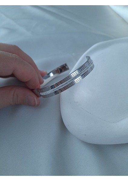 “kadın Çelik Bileklik – Gümüş Renk, Şık ve Dayanıklı Tasarım modelleri