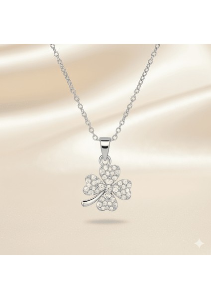 Kadın Çelik Kolye - Yonca Yaprağı Tasarım - Baget Kesim - Beyaz Zirkon Taşlı - Gümüş Renk fırsatları