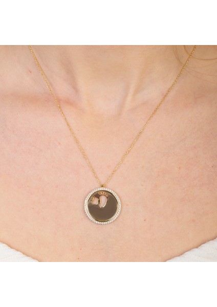 Zirkon Taşlı Bebek El ve Ayak Detaylı Altın Renk Isme Özel Harf Yazılı 925 Ayar Gümüş Kadın Kolye fırsatları