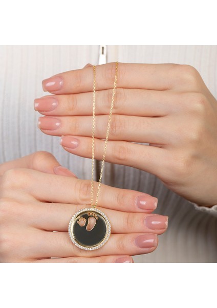 Zirkon Taşlı Bebek El ve Ayak Detaylı Altın Renk Isme Özel Harf Yazılı 925 Ayar Gümüş Kadın Kolye indirimleri