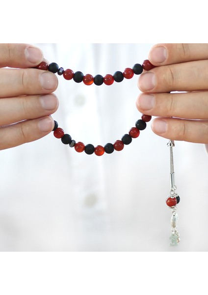 Kararmaz Metal Isme Özel Harf Püsküllü Küre Kesim Kırmızı Siyah Oniks Akik Doğaltaş Taraftar Tesbih modelleri