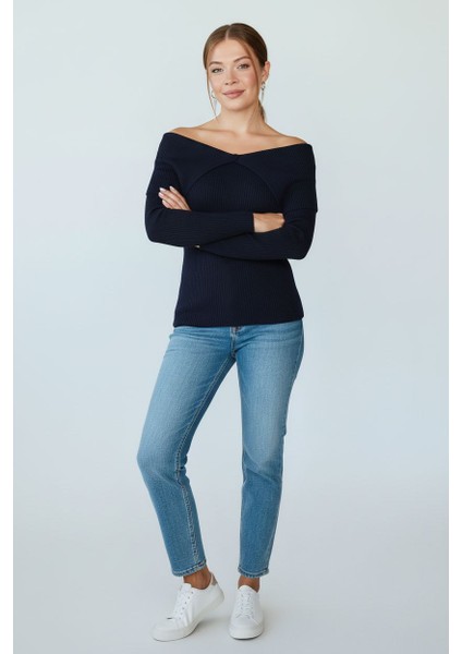 Omuz Açık Triko Bluz – Şık ve Modern Tasarım