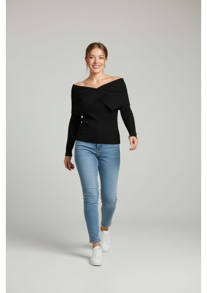 Omuz Açık Triko Bluz – Şık ve Modern Tasarım