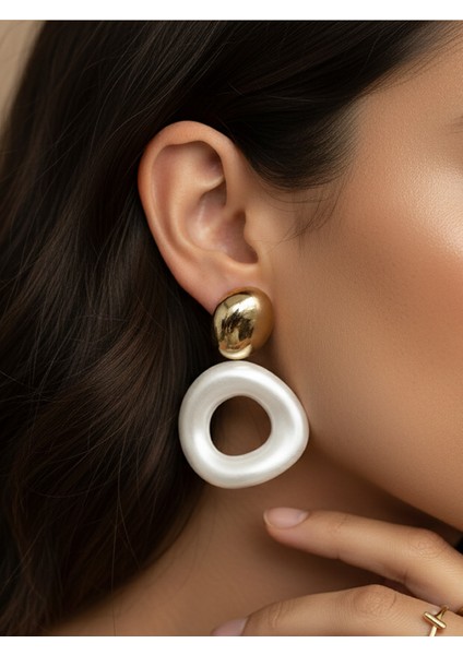 Pürüzsüz Altın Tonu ve Beyaz Organik Halka Sallantılı Küpe fırsatları