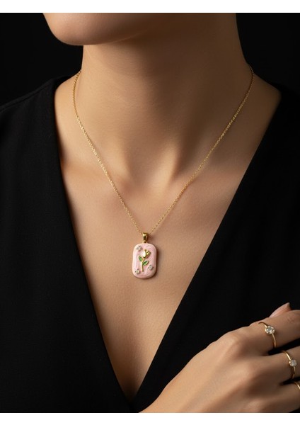 Altın Rengi Zincirde Mineli Pembe Plaka Üzeri Gül ve Zirkon Taş Detaylı Kolye fırsatları