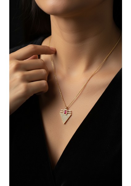 Altın Rengi Zirkon Taşlı ve Yakut Rengi Kare Taş Detaylı Geometrik Üçgen Kolye